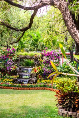 Şelale rahat ev çiçek bahçesinde akar