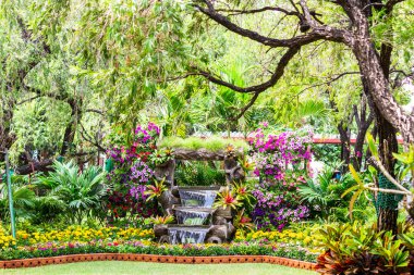 Şelale rahat ev çiçek bahçesinde akar