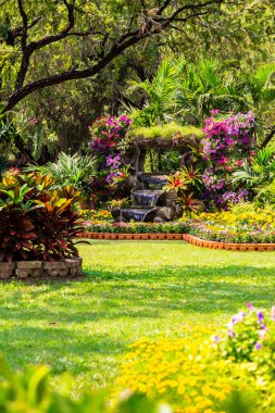 Şelale rahat ev çiçek bahçesinde akar