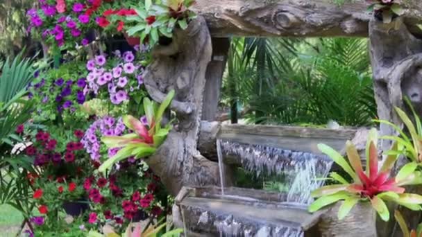 影片瀑布流和生动的花盆装饰在舒适的家庭花园夏天 — 图库视频影像