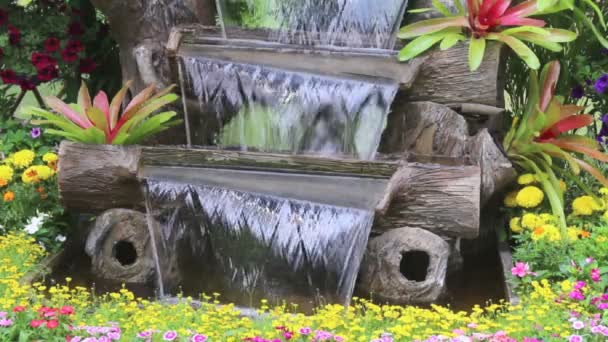 Beelden Waterval Stroomt Levendige Bloemen Pot Decoratie Gezellige Huis Bloementuin — Stockvideo