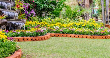 Şelale rahat ev çiçek bahçesinde akar