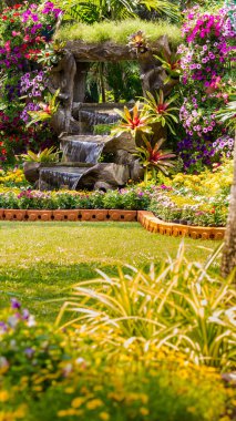 Şelale rahat ev çiçek bahçesinde akar