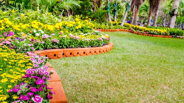 Aconchegante jardim de flores casa no verão — Fotografia de Stock