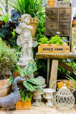 Bahçe araçlarıyla çalışma alanı ve raf.