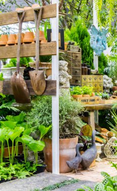 Bahçe araçlarıyla çalışma alanı ve raf.