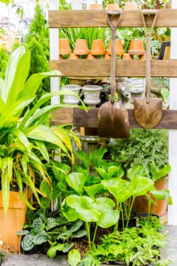 Bahçe araçlarıyla çalışma alanı ve raf.