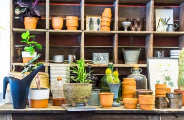 Bahçe araçlarıyla çalışma alanı ve raf.