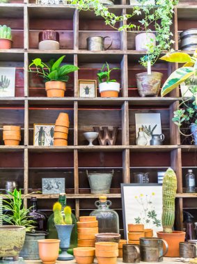 Bahçe araçlarıyla çalışma alanı ve raf.