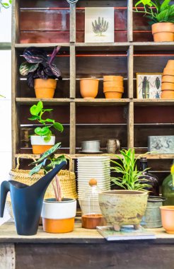 Bahçe araçlarıyla çalışma alanı ve raf.