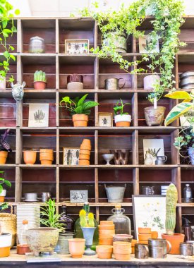 Bahçe araçlarıyla çalışma alanı ve raf.