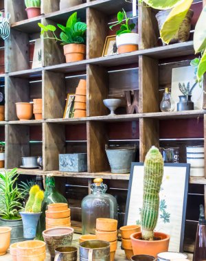 Bahçe araçlarıyla çalışma alanı ve raf.