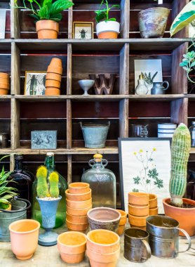 Bahçe araçlarıyla çalışma alanı ve raf.