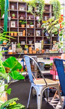 Bahçe araçlarıyla çalışma alanı ve raf.