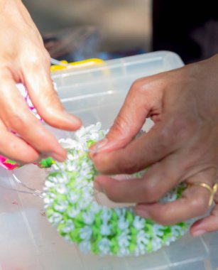 Tay kadın bir gelenek Tay çiçekleri çelenk yapma