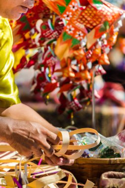 Tay tarzında palmiye yaprağı sazan balık mobil el sanatları