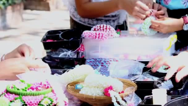 Кадри Тайська Жінка Робить Традицію Тайські Квіти Гірляндою Діяльності Сонгкран — стокове відео