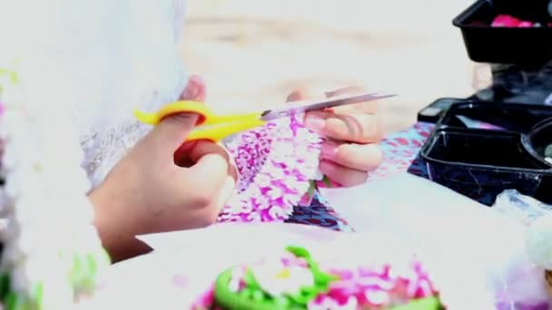 Beeldmateriaal Thaise Vrouw Maken Van Een Traditie Thaise Bloemen Garland — Stockvideo