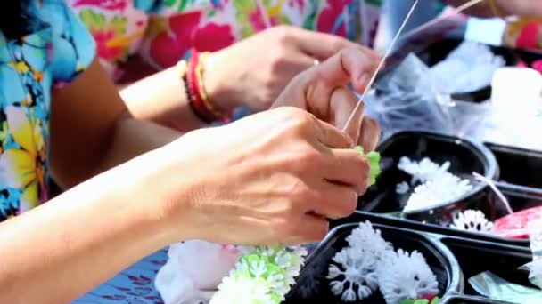 Снимать Тайская Женщина Делает Традицию Тайских Цветов Гирлянды Деятельность Сонгкран — стоковое видео