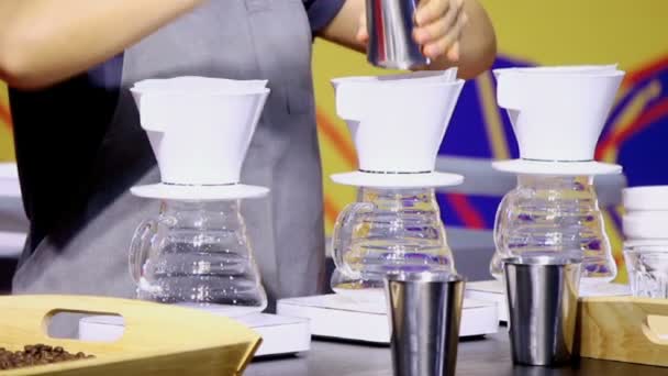 Filmmaterial Vitrine Tropfkaffeemaschine Und Barista Hinzufügen Gemahlenen Kaffee Mit Filter — Stockvideo