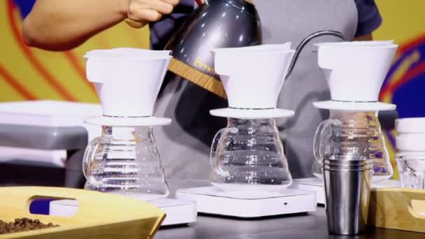 Filmmaterial Zeigen Tropfkaffeemaschine Und Barista Die Heißes Wasser Auf Gemahlenen — Stockvideo