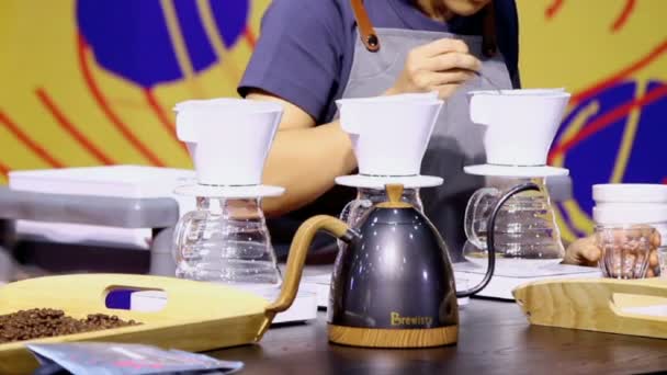 Beeldmateriaal Showcase Drip Koffiezetapparaat Barista Mix Koffiebonen Kokend Water Roer — Stockvideo