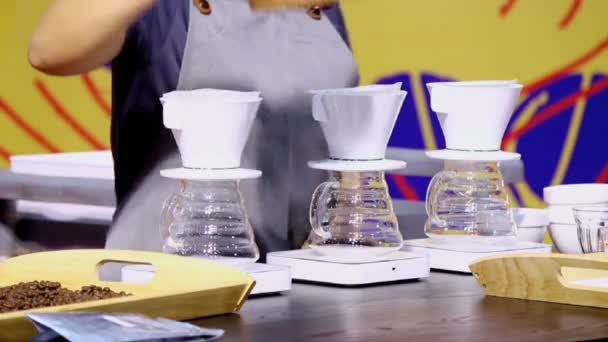 Βίντεο Επίδειξη Καφετιέρα Στάγδην Και Μπάρμαν Που Ρίχνει Ζεστό Νερό — Αρχείο Βίντεο