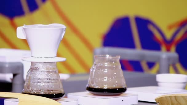 影片展示滴咖啡壶和咖啡师等待咖啡滴到杯子 — 图库视频影像