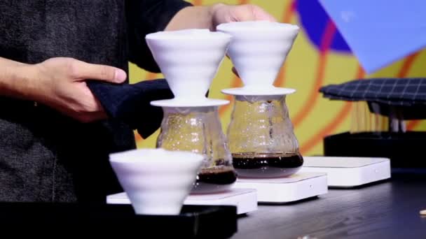影片展示滴咖啡壶和咖啡师等待咖啡滴到杯子 — 图库视频影像