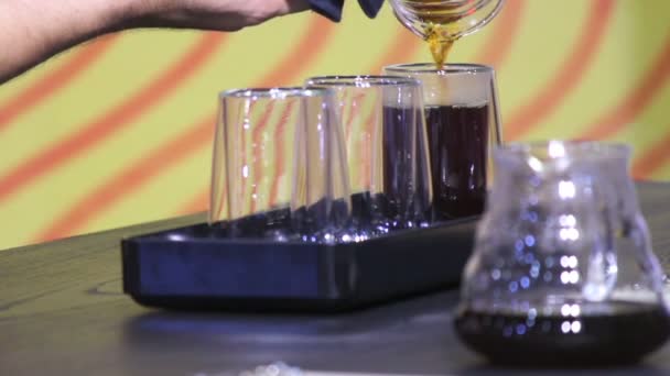 Filmmaterial Vitrine Tropfkaffeemaschine Und Barista Hinzufügen Bereit Tropfkaffee Tasse Trinken — Stockvideo