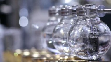 Görüntüleri Syphon Kahve veya Vakum Kahve tam daldırma zevkli ve Barista Kiriş ısıtıcı tarafından kaynar su.