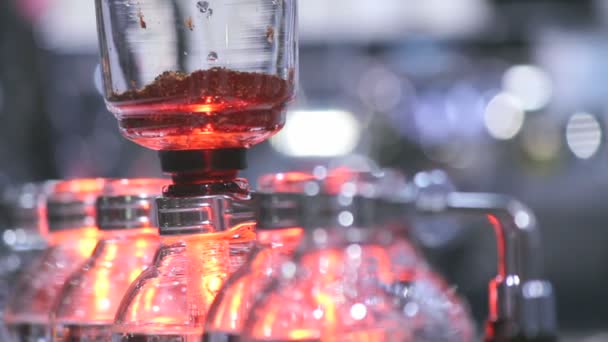 素材赛芬咖啡或真空咖啡是全浸入味 咖啡师混合咖啡和热水在真空玻璃室由梁加热器 — 图库视频影像