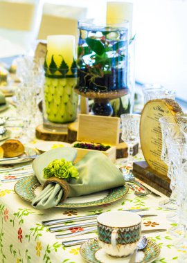 Lüks düğün partisi yemek masası ayarı konsepti.