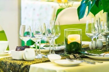 Lüks düğün partisi yemek masası ayarı konsepti.