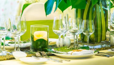 Lüks düğün partisi yemek masası ayarı konsepti.