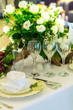 Lüks düğün partisi yemek masası ayarı konsepti.