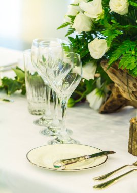 Lüks düğün partisi yemek masası ayarı konsepti.