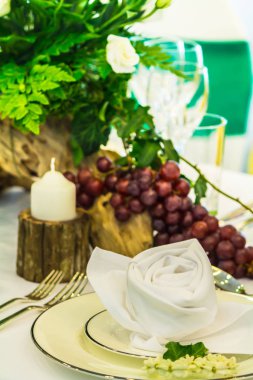 Lüks düğün partisi yemek masası ayarı konsepti.