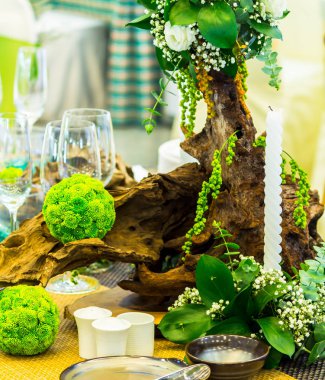 Lüks düğün partisi yemek masası ayarı konsepti.