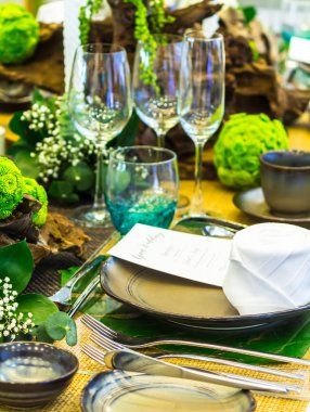 Lüks düğün partisi yemek masası ayarı konsepti.