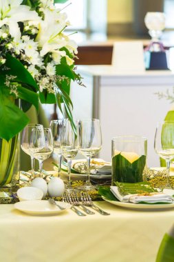 Lüks düğün partisi yemek masası ayarı konsepti.