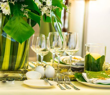 Lüks düğün partisi yemek masası ayarı konsepti.