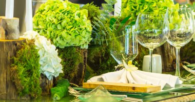 Lüks düğün partisi yemek masası ayarı konsepti.