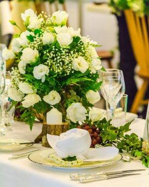 Lüks düğün partisi yemek masası ayarı konsepti.