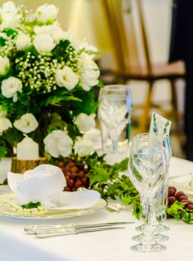 Lüks düğün partisi yemek masası ayarı konsepti.