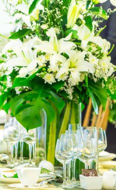 Lüks düğün partisi yemek masası ayarı konsepti.