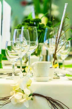 Lüks düğün partisi yemek masası ayarı konsepti.