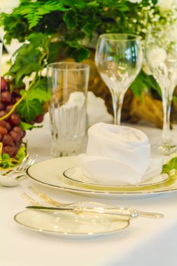 Lüks düğün partisi yemek masası ayarı konsepti.