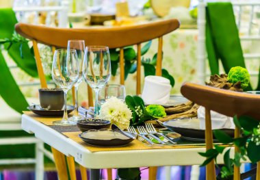 Lüks düğün partisi yemek masası ayarı konsepti.