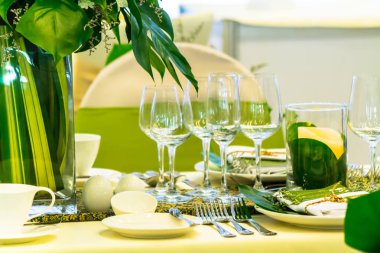 Lüks düğün partisi yemek masası ayarı konsepti.